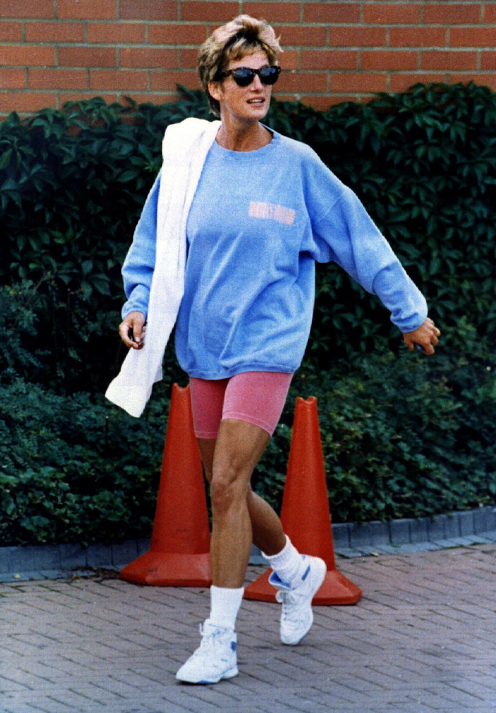 Diana wearing a large blue sweatshirt with pink spandex while leaving her London gym.